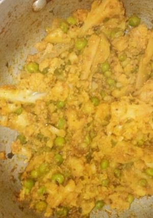 गोभी मटर की सब्जी (gobi matar ki sabzi recipe in Hindi) रेसिपी मुख्य फोटो