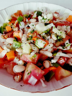 Una foto de Ensalada vegana de alubias blancas