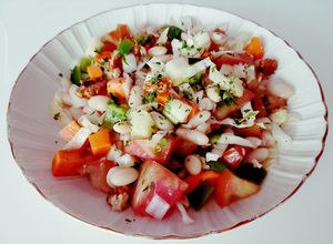 Foto principal de Ensalada vegana de alubias blancas