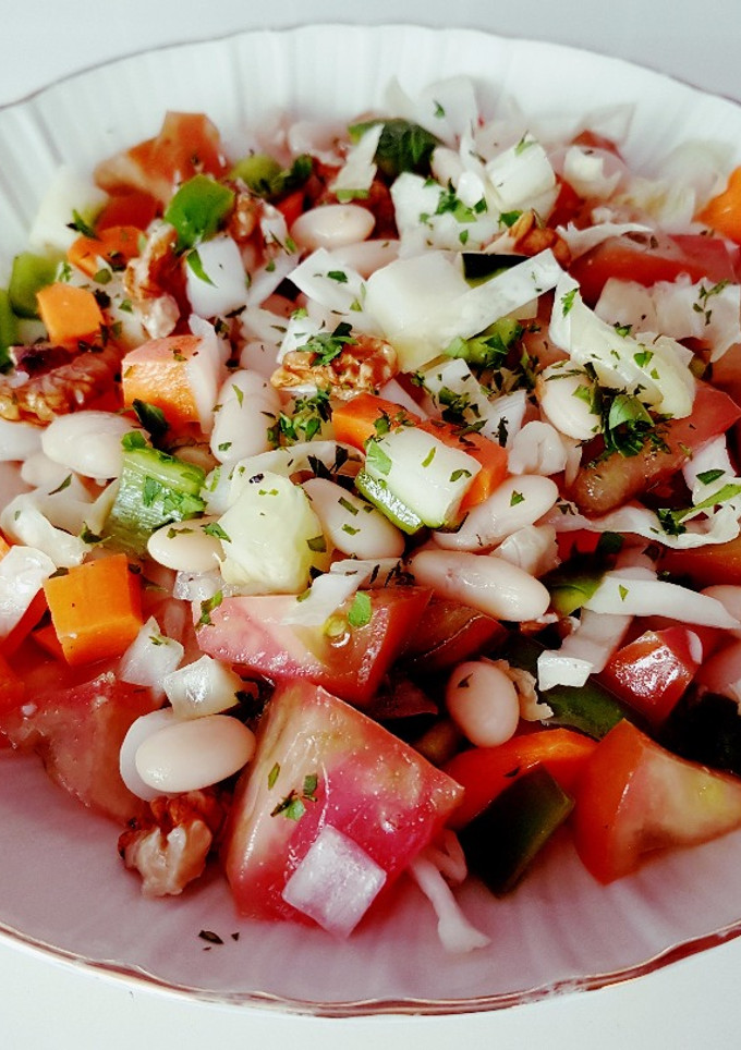 Una foto de Ensalada vegana de alubias blancas