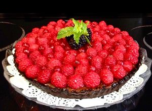 Foto di Crostata al Cioccolato con Ribes e Lamponi