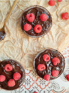 Foto di Tortine brownies ai lamponi