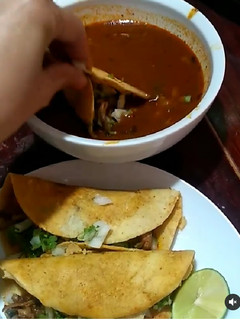 Una foto de Tacos de birria de res🌮🌮