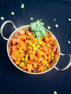 गाजर मटर की सब्जी (Gajar matar ki sabzi recipe in Hindi) रेसिपी मुख्य फोटो