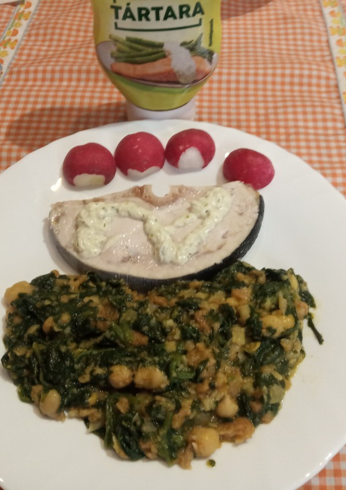 Una foto de Pez espada al microondas con salsa tártara y espinacas