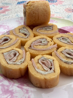 Una foto de Pionono de crema de roquefort y pavo🌸