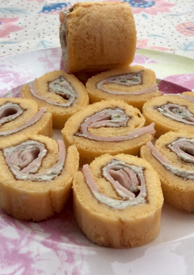 Una foto de Pionono de crema de roquefort y pavo🌸