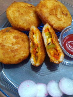 બ્રેડ પીઝા(bread pizzA in gujarati) રેસીપી મુખ્ય ફોટો