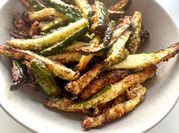 Une photo de air fryer courgette