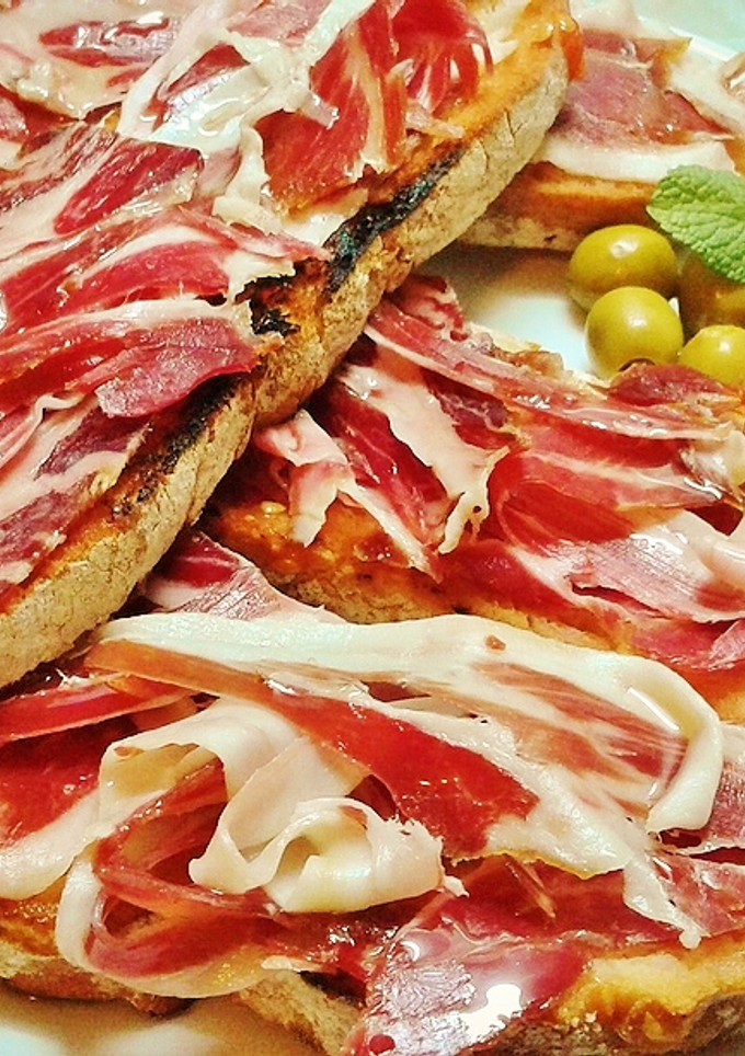 Una foto de Medias Tostadas con Jamón Ibérico y Tomate.
