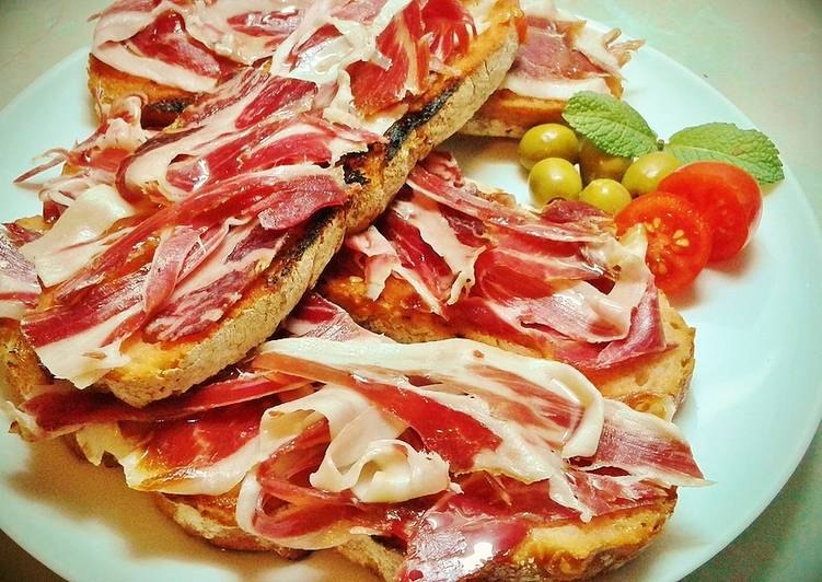Medias Tostadas con Jamón Ibérico y Tomate.
