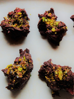 Una foto de Rocas de chocolate negro y granada