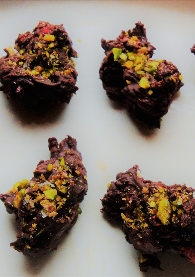 Una foto de Rocas de chocolate negro y granada