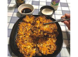 Foto di Pajeon (Pancake coreani salati con carote, cavolo e scalogno) 🥕🧅🥞 🇰🇷