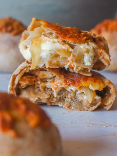 Una foto de Bombas de pollo, cebolla y mozzarella