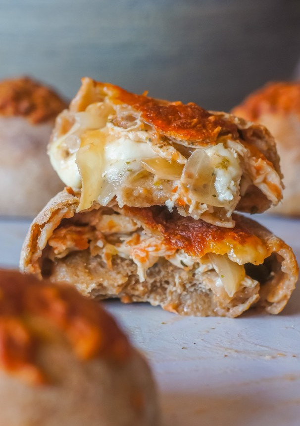 Una foto de Bombas de pollo, cebolla y mozzarella