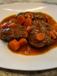 Una foto de Carrilleras de cerdo ibérico en salsa de verduras