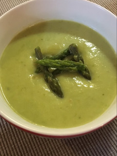 Una foto de Crema de espárragos trigueros y puerros