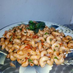 A picture of Jollof macroni.