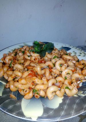 A picture of Jollof macroni.