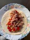 Fajita con tomates cherry, garbanzos y atún