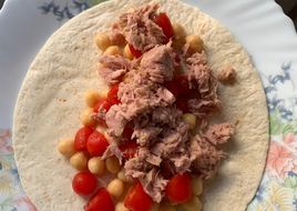 Fajita con tomates cherry, garbanzos y atún