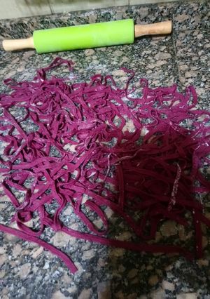 Una foto de Tallarines de remolacha