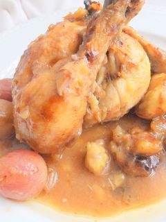 Una foto de Pollo con uvas castañas y vino tinto
