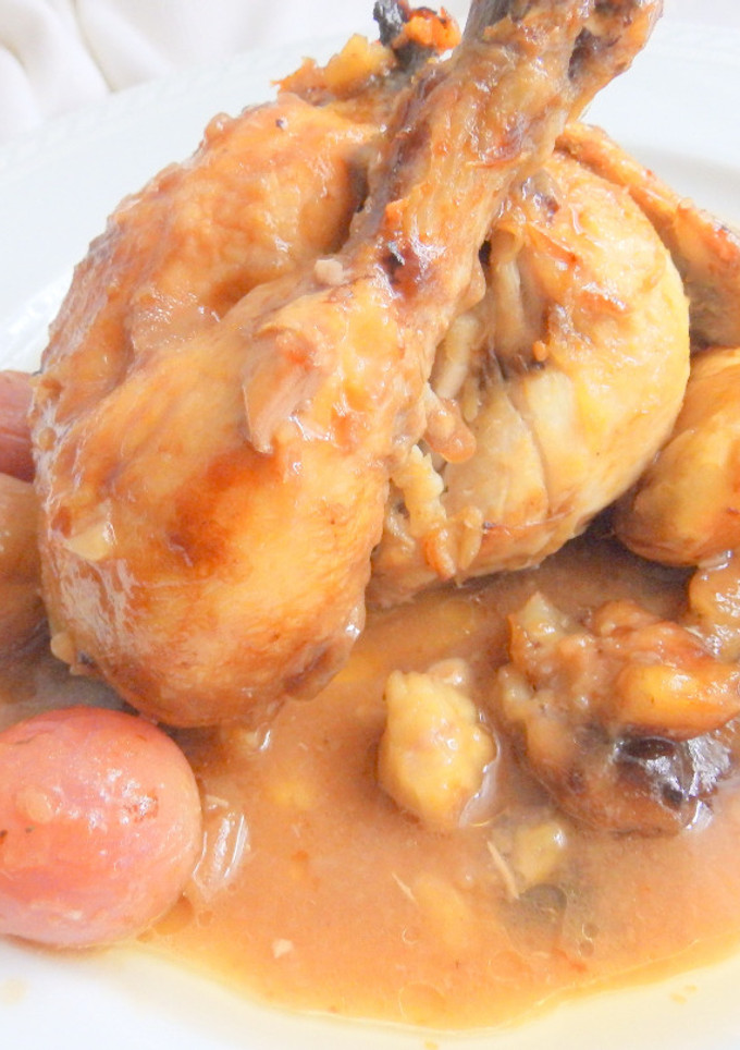 Una foto de Pollo con uvas castañas y vino tinto