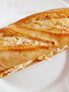 Una foto de Bocadillo de tortilla de atún