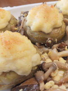 Una foto de Alcachofas rellenas de brandada de bacalao y revuelto de setas