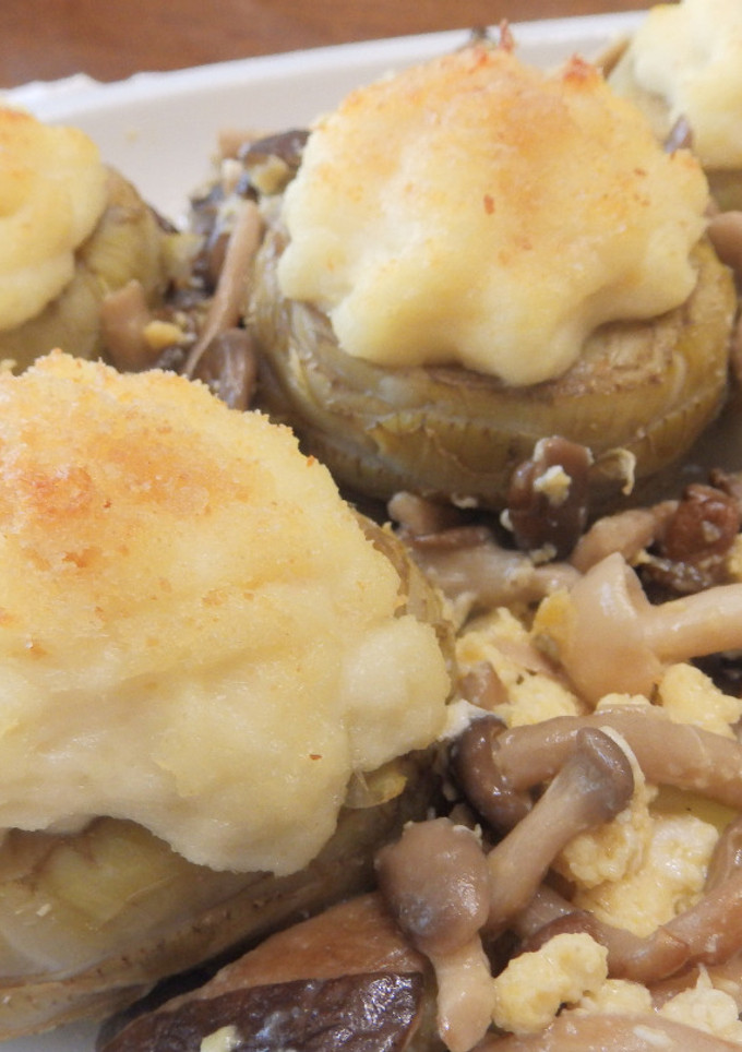 Una foto de Alcachofas rellenas de brandada de bacalao y revuelto de setas