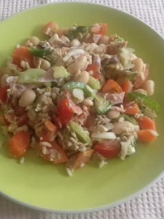 Una foto de Ensalada de judías blancas y arroz