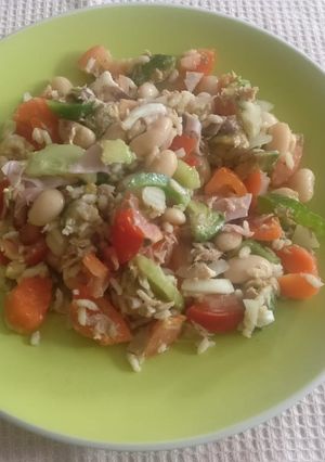 Una foto de Ensalada de judías blancas y arroz