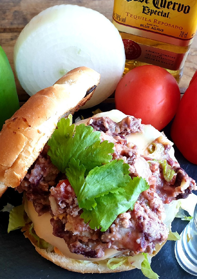 Una foto de Hamburguesa con frijoles refritos