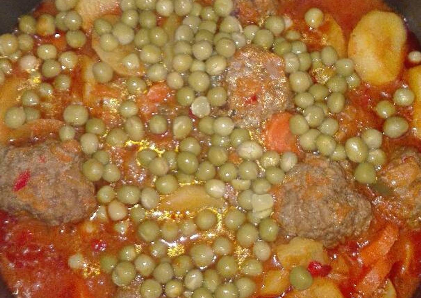 Albóndigas de carne picada en salsa picante con verduras