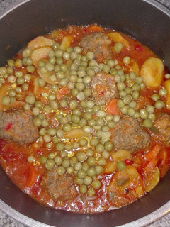 Una foto de Albóndigas de carne picada en salsa picante con verduras