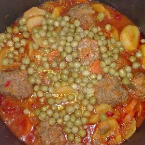 Albóndigas de carne picada en salsa picante con verduras