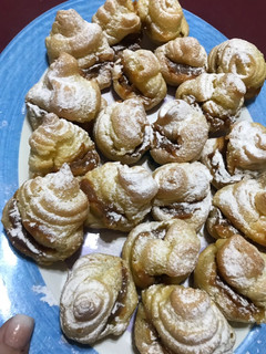 Una foto de Bombitas/profiteroles rellenos con dulce de leche