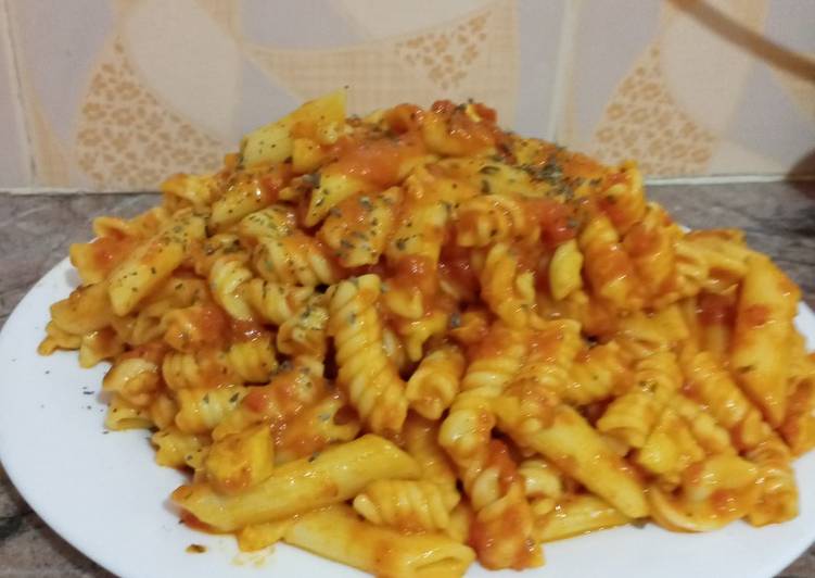 معكرونة بصلصة طماطم