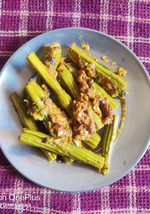 A picture of Stuffed masala drumstick.