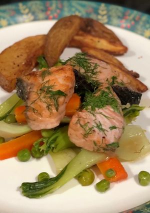 পোচড স্যামন ইন ডিল অন সটেড ভেজিস (poached salmon in dill on sautéed veggies recipe in Bengali) রেসিপির প্রধান ছবি