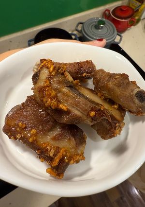 Hình của món Sườn cháy tỏi.