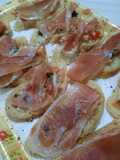 Bruschetas con jamón crudo y pesto