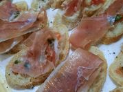Una foto de bruscheta de jamón serrano