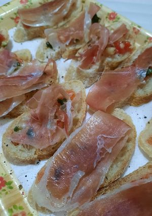 Una foto de Bruschetas con jamón crudo y pesto