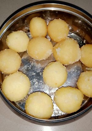 नारियल के लड्डू (nariyal ke laddu recipe in Hindi) रेसिपी मुख्य फोटो