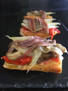 Una foto de Tosta de escalibada y anchoas