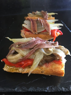 Una foto de Tosta de escalibada y anchoas