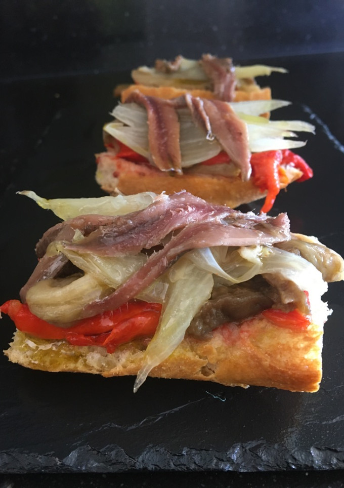 Una foto de Tosta de escalibada y anchoas